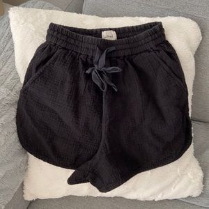 Wilfred black shorts from Aritzia in size XXS